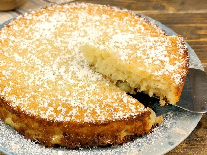 Torta di riso dolce con olio extravergine di oliva, dorata in superficie e appena sfornata