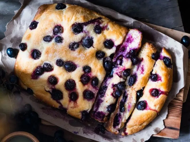 Schiacciata con l'uva nera e olio extravergine di oliva appena sfornata