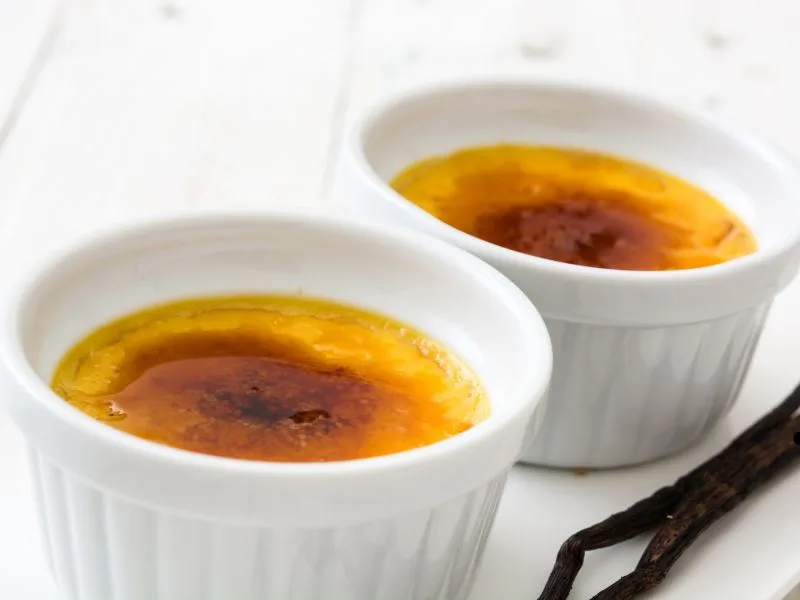 Crème brûlée all'olio evo e zafferano, con crosticina caramellata dorata