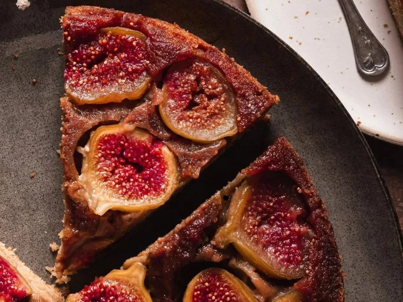 Torta rovesciata ai fichi caramellati con olio extravergine di oliva, vista dall'alto