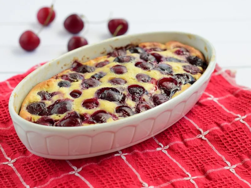 Clafoutis alle ciliegie appena sfornato, preparato con olio extravergine di oliva