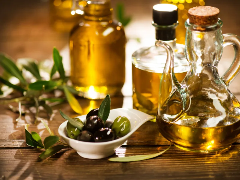 Olive scure ricche di antocianine pronte per la molitura
