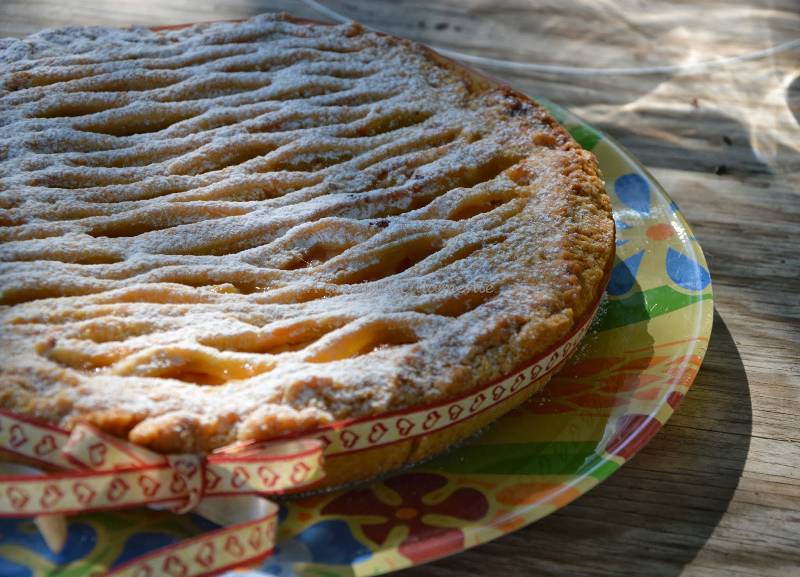 Crostata all'olio di oliva farcita di confettura, appena sfornata