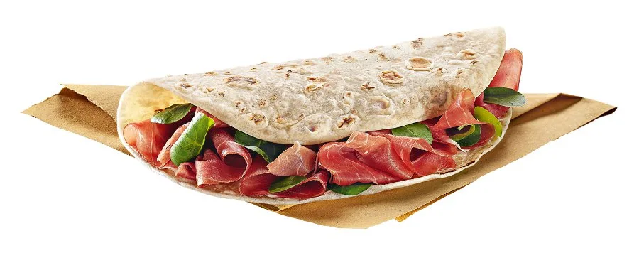 Piadina all'olio d'oliva appena cotta, pronta per essere farcita