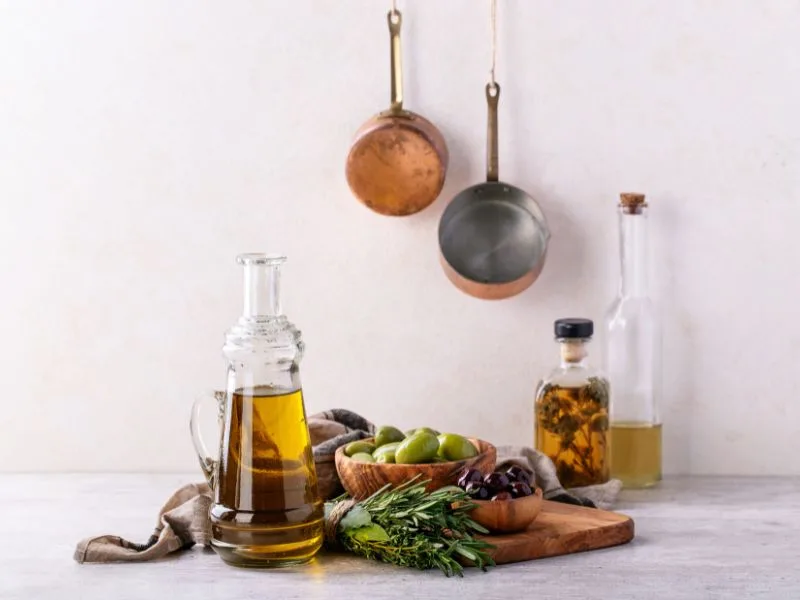 Bottiglia di olio extravergine biologico pugliese controluce, simbolo dell'oro liquido italiano