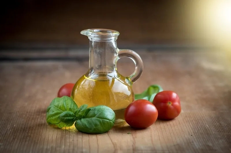 Olive verdi appena raccolte pronte per la preparazione sott'olio
