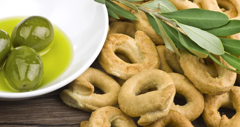 Tavola pugliese con orecchiette fatte a mano, pane e olio extravergine d'oliva