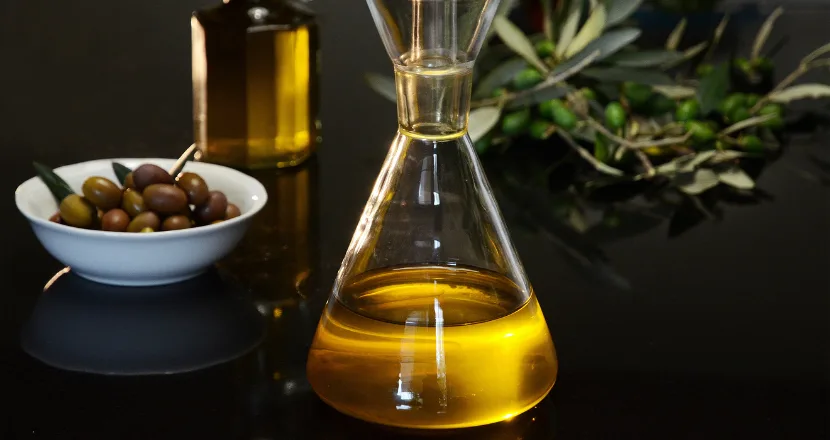 Bottiglie di olio aromatizzato conservate al riparo da luce e calore