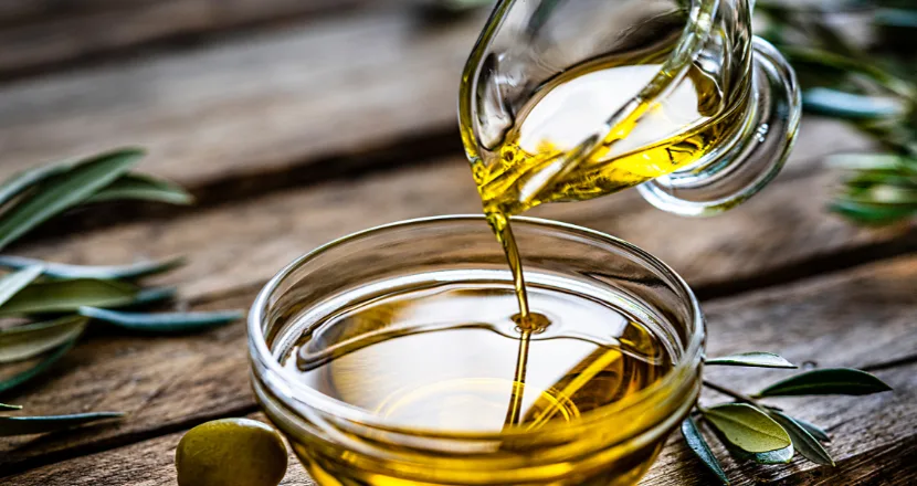 Bottiglie e contenitori di olio extravergine di oliva pronte per la conservazione