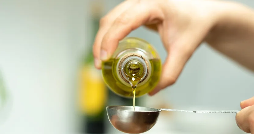 Certificazione DOP Alto Tavoliere — bottiglia di olio extravergine con etichetta DOP su sfondo di uliveto pugliese