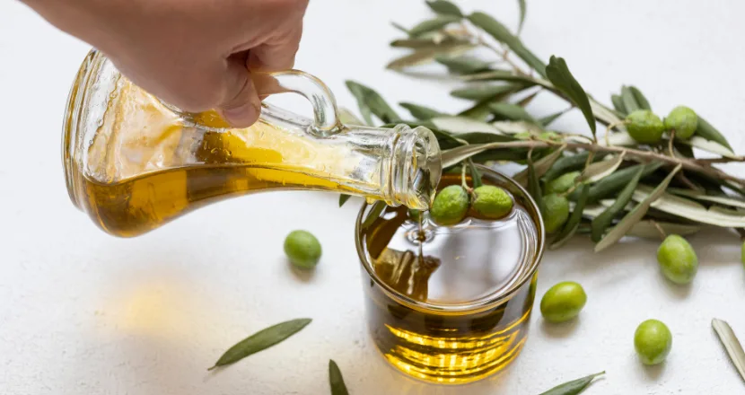 Bottiglie di olio extravergine di oliva EVO su superficie in legno
